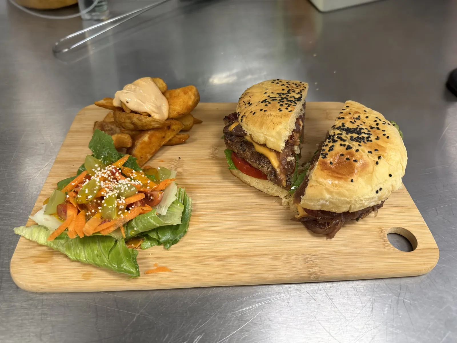Hamburguesa y ensalada servidas en tabla · gastronomía de EVNTS