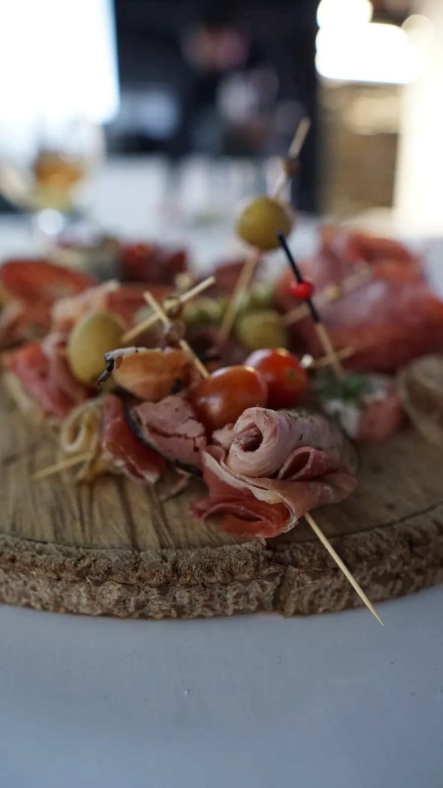Tabla de carnes frías y aceitunas · gastronomía de EVNTS