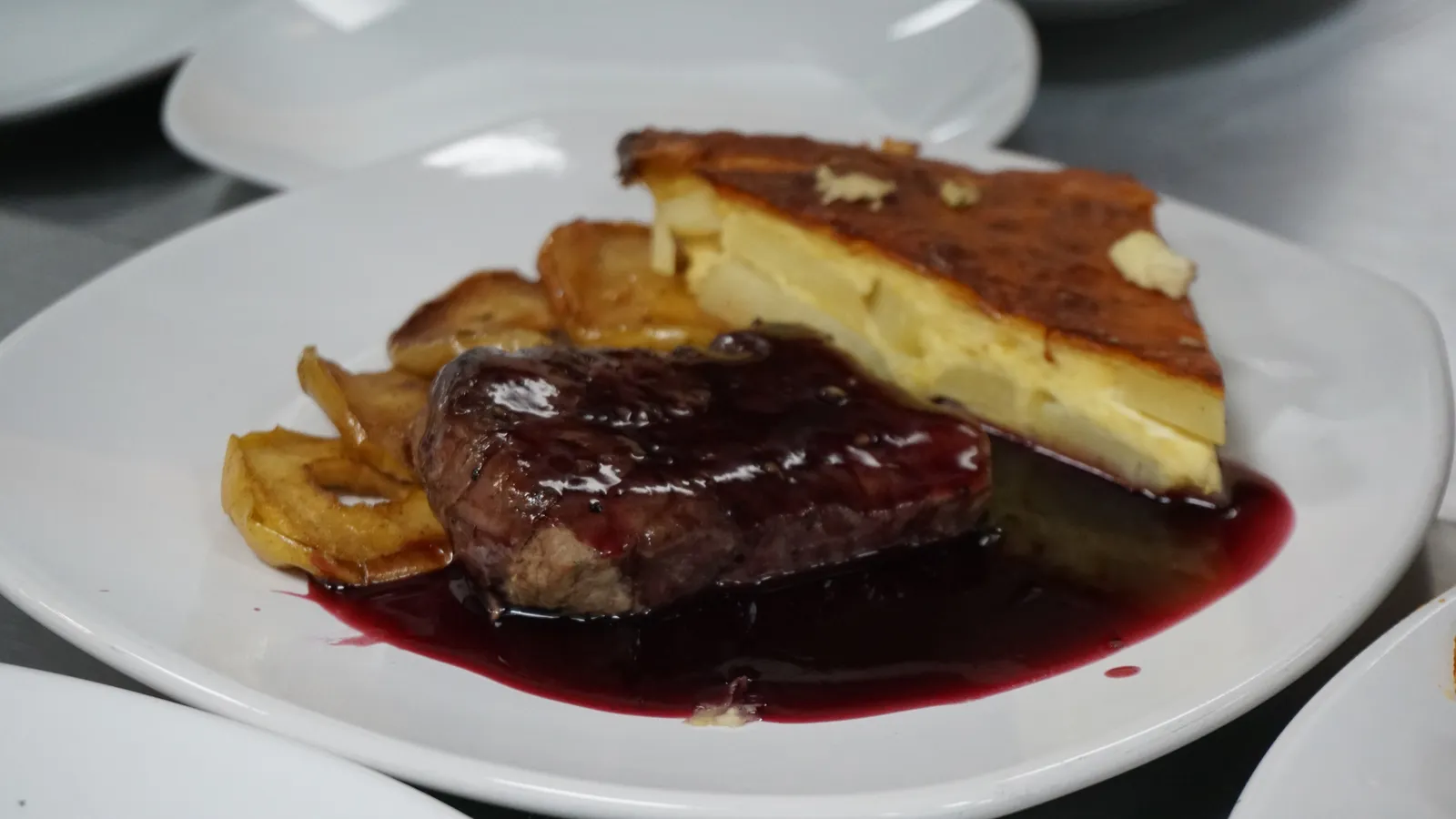 Plato fuerte con salsa de frutos rojos · gastronomía de EVNTS