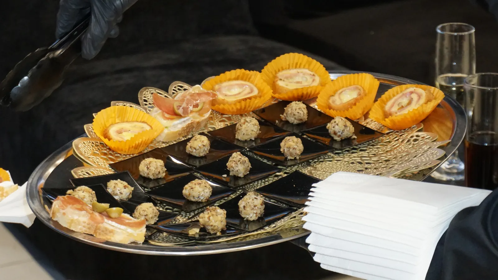 Canapés en charola · gastronomía de EVNTS