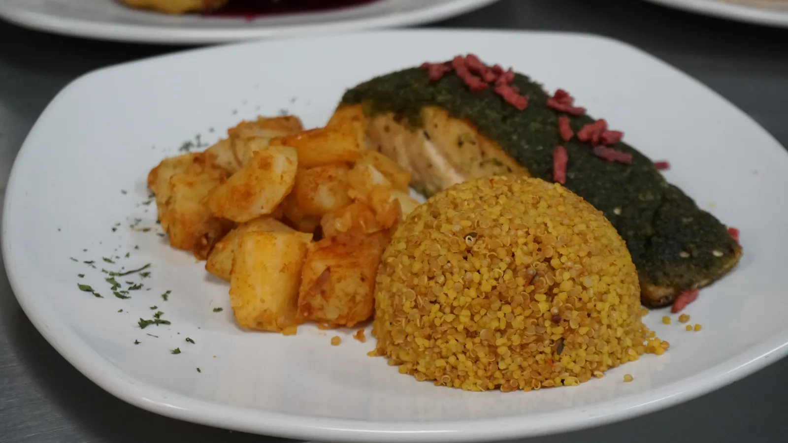 Salmón con costra de hierbas y cuscús · gastronomía de EVNTS