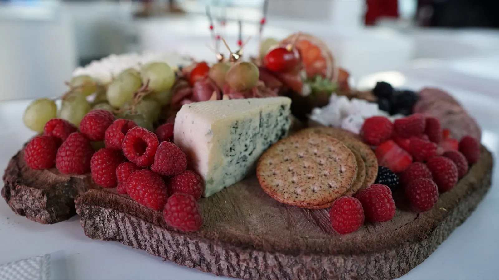 Tabla de quesos y frutos rojos servida en EVNTS